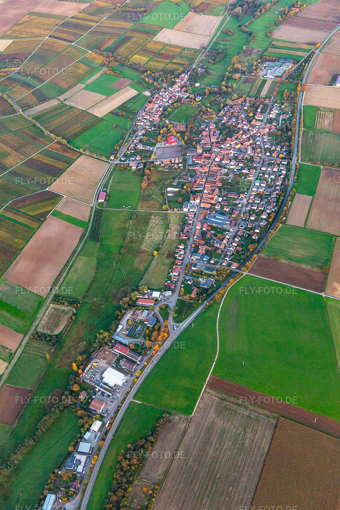 Luftbild: Straßendorf von Westen im Ortsteil Kapellen in Kapellen-Drusweiler im Bundesland Rheinland-Pfalz in Deutschland. Foto: IMG_143747.jpg vom 25.10.2024 durch Werner Riehm/FLY-FOTO.de
