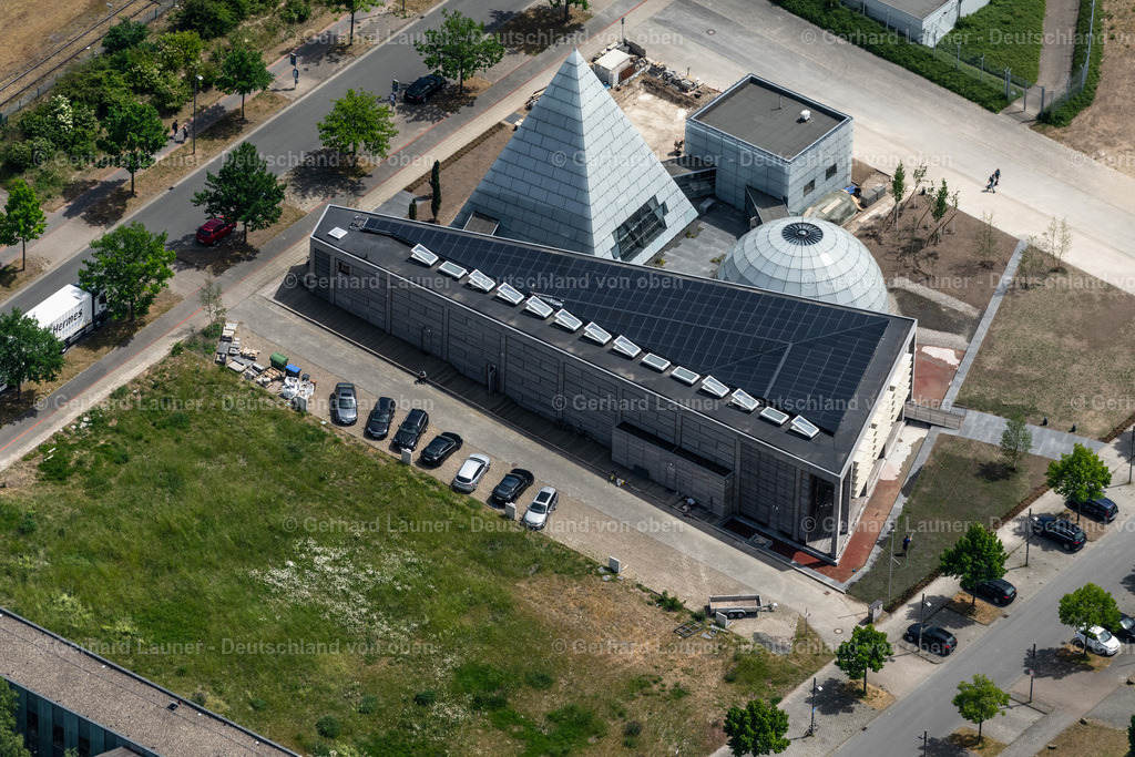 4030740 | HANNOVER 02.06.2020 Gebäude der Veranstaltungshalle " Eventlocation Dänischer Pavillon " auf dem Messegelände im Ortsteil Bemerode in Hannover im Bundesland Niedersachsen, Deutschland. Weiterführende Informationen bei: Architektur- und TGA-Planungsbüro Carsten Grobe Passivhaus,  Deutsche Messe,  Eventlocation Dänischer Pavillon,  Hannover.de Internet Gesellschaft mit beschränkter Haftung,  fiylo Deutschland GmbH. // Building of the event hall " Eventlocation Daenischer Pavillon " on the exhibition grounds in the district Bemerode in Hanover in the state Lower Saxony, Germany. Further information at: Architektur- und TGA-Planungsbuero Carsten Grobe Passivhaus,  Deutsche Messe,  Eventlocation Daenischer Pavillon,  Hannover.de Internet Gesellschaft mit beschraenkter Haftung,  fiylo Deutschland GmbH. Foto: Gerhard Launer