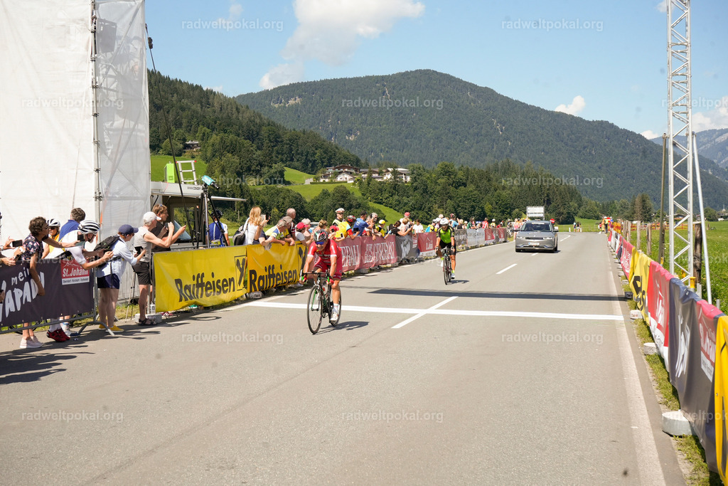 727_20230817_Bewerb_Maenner_Muehlanger | AUT - OESTERREICH, 2023-08-16: SPORT RENNRAD-FAHREN - 55. INTERNATIONALER RADWELTPOKAL IN ST. JOHANN IN TIROL  - Vintage-Radrennen mit WM-Bronze-Medaillen-Siegerin Christina Schweinberger, den Teilnehmer und Alexander Baumann (vom Orginastions-Team) - TAG 2 BEWERB MAENNER IN SECHS GRUPPEN  ; Foto: Roland Muehlanger