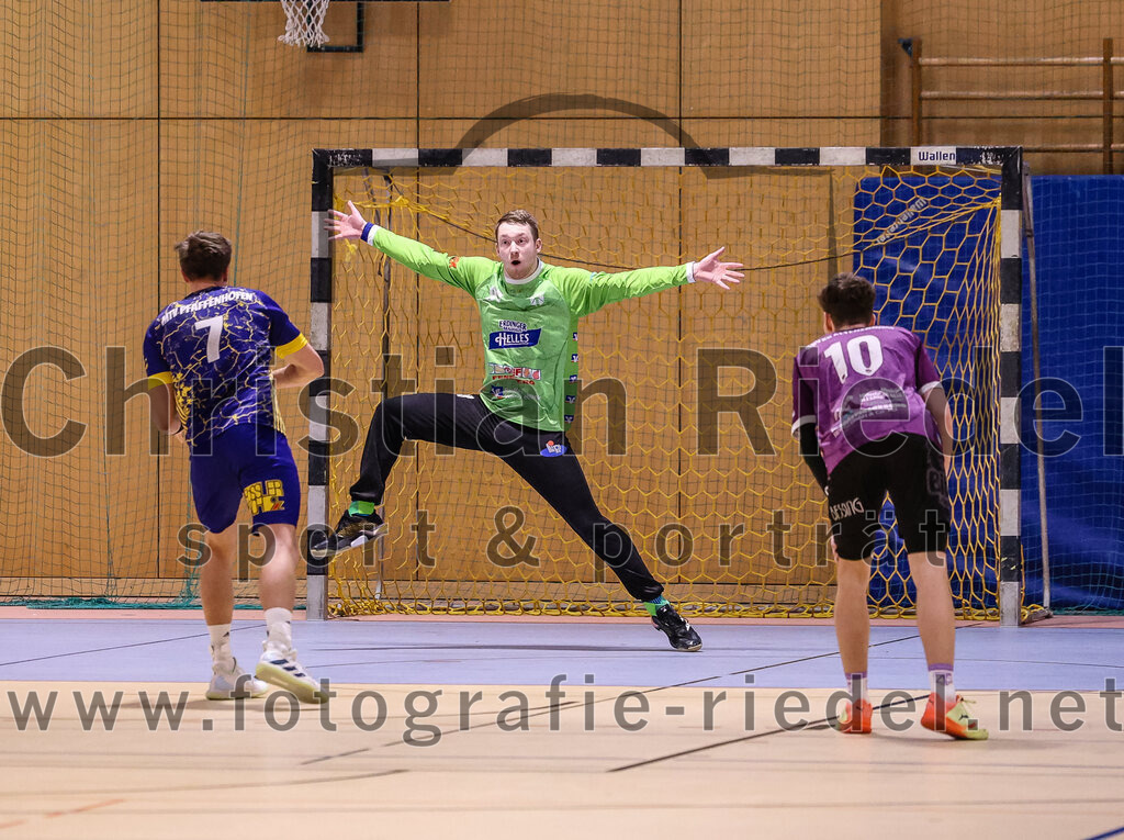 2024-12-14_109_SpVgg_Altenerding_gegen_MTV_Pfaffenhofen | Erding, Deutschland, 14.12.2024:Handball, Bezirksoberliga Männer 2024 / 2025, 10. Spieltag, SpVgg Altenerding gegen MTV Pfaffenhofen, Endergebnis: 32:30Lukas Loibl (MTV Pfaffenhofen, #7), Torwart Ferdinand Mayer (SpVgg Altenerding, #97), Tim Steininger (SpVgg Altenerding, #10)Foto: Christian Riedel / fotografie-riedel.net