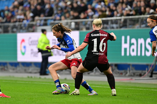 Fußball I Frauen I Saison 2025-2026 I Bundesliga I 10. Spieltag I Hamburger SV - 1. FC Nürnberg I 44955 | Lotta Wrede (32, Hamburger SV) Aleigh Gambone (16, 1. FC Nürnberg) - Realisiert mit Pictrs.com