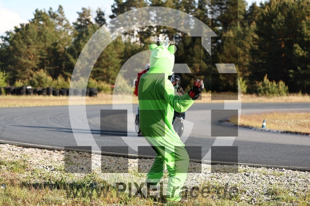 mopedrennen-20260514_12064 | Schöne Erinnerungen an spannende Momente - das festzuhalten ist unser Job. PIXELrace.de ist seit 2003 auf den Rennstrecken Europas unterwegs um die Action draußen beim Fahren und die wunderbare Stimmung imm Fahrerlager für euch einzufangen.