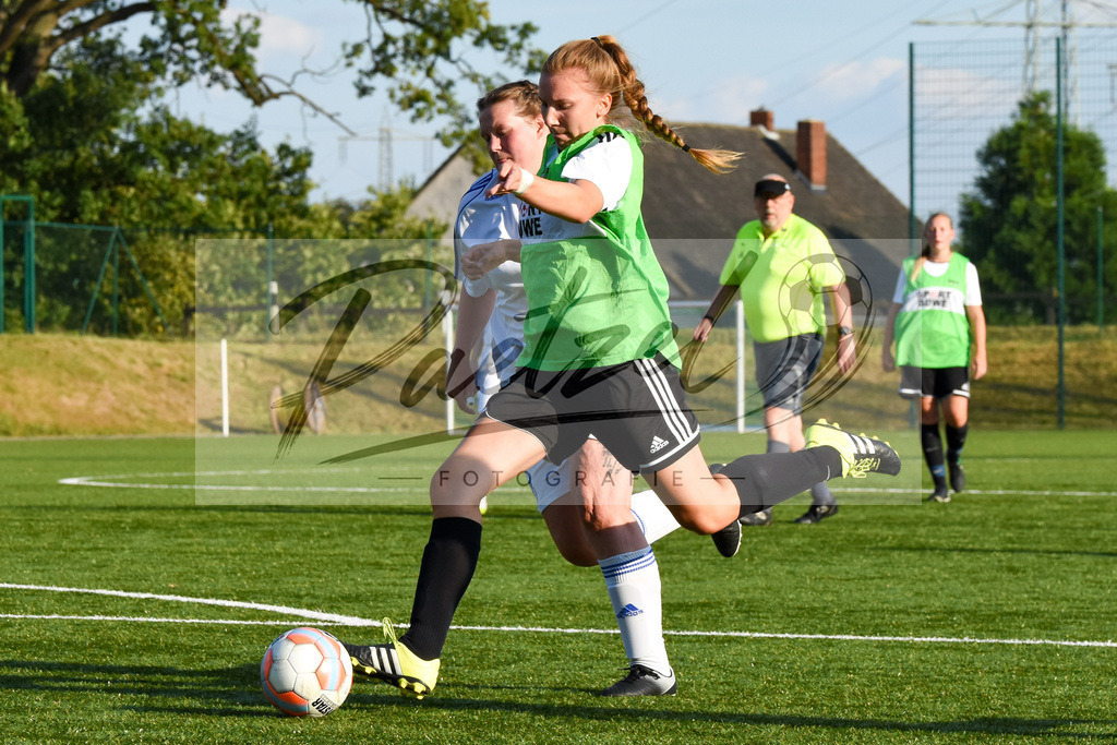 20180811_BORBEL_0014 | Fußball, Frauen:   beim Spiel der 1. Kreisklasse zwischen SG Borgloh/Kloster Oesede vs. SVC Belm-Powe am 11.08.2018 auf dem Kunstrasenplatz Borgloh in Borgloh, Deutschland.(Foto von Nico Paetzel) - Realisiert mit Pictrs.com