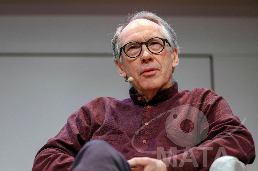 _DWA4837 | Ian McEwan bei der lit.Cologne 2023 Veranstaltung 'Ian McEwan. Ein Jahrhundertschriftsteller gibt Auskunft' in der Flora Köln.. Köln, 07.03.2023 - Realisiert mit Pictrs.com