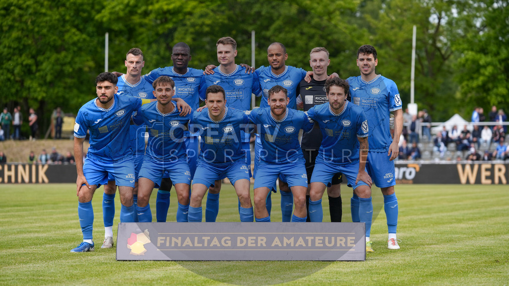 Fußball, Herren, Saison 2024/2025, Finaltag der Amateure 2025, Landespokal Brandenburg, Finale, VfB 1921 Krieschow vs. RSV Eintracht 1949, Samstag 24.05.2025, Volksparkstadion Neuruppin, | Fußball, Herren, Saison 2024/2025, Finaltag der Amateure 2025, Landespokal Brandenburg, Finale, VfB 1921 Krieschow vs. RSV Eintracht 1949, Samstag 24.05.2025, Volksparkstadion Neuruppin, Im Bild: Mannschaftsfoto des RSV Eintracht 1949 vor dem Spiel. - Realisiert mit Pictrs.com
