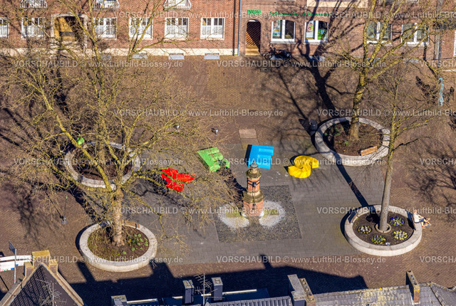 Rees240312564 | Luftbild, Marktplatz Rees Fußgängerzone mit Schriftzug REES in bunten Großbuchstaben auf dem Platz, historische Marktplatzpumpe, Rees, Nordrhein-Westfalen, Deutschland