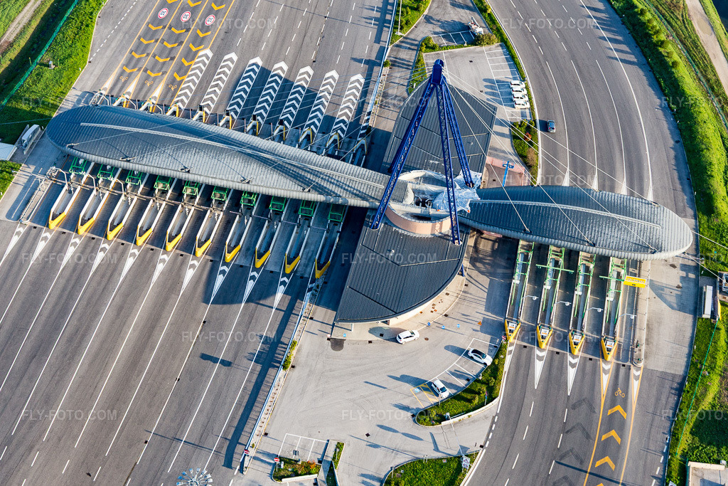 Aerial view: A4 motorway toll station and payment point (Punto Blu) in Ronchis in the state Udine, Italy.Photo: IMG_105680.jpg taken on 04/08/2018 by Werner Riehm/FLY-FOTO.comResolution of the original: 4986 x 3324 px