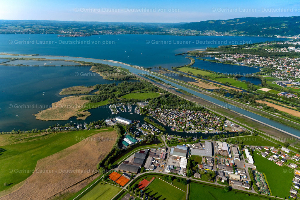 4028277 | HARD 17.05.2020 Einlaufkanal zur Fluss- Mündung vom Rhein in den Bodensee bei Fussach und Hard am Bodensee in Vorarlberg, Österreich. // Canal of the river mouth at Rhine river into Lake Constance at Fussach and Hard at Bodensee in Vorarlberg, Austria. Foto: Gerhard Launer