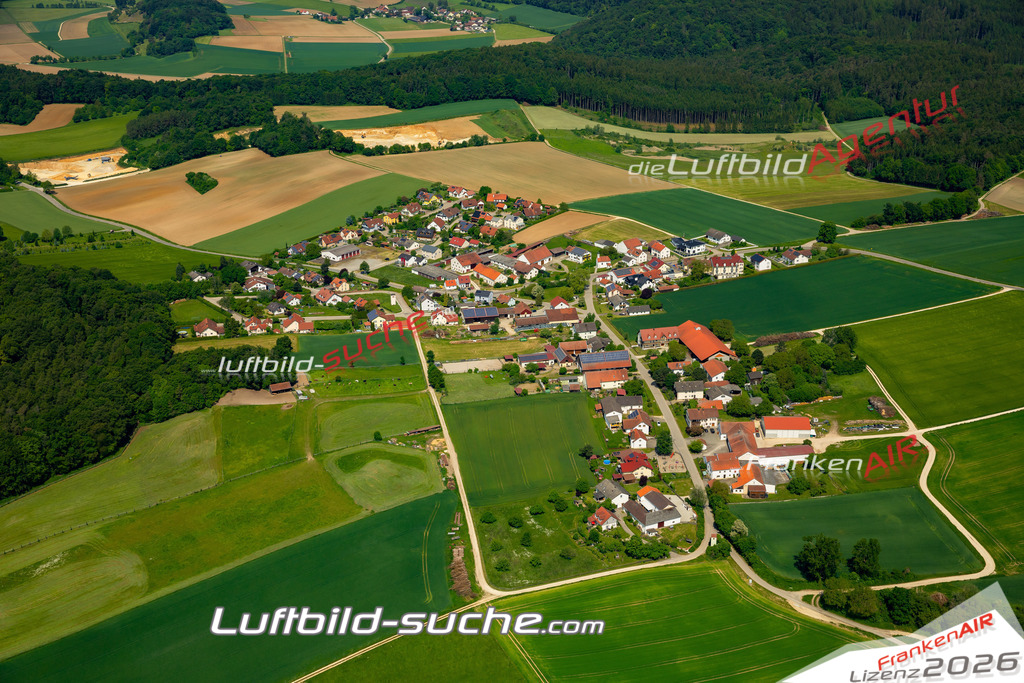 Das Luftbild zeigt Hard Wellheim - Die Luftaufnahme wurde 2023 vom UL-Flugzeug aus erstellt ( keine Drohne ) - Hochauflösende Luftaufnahme - Für grossformatige Ausdrucke geeignet. Die Geschenkidee !Mit Lizenz und Bildrechte bestellbar