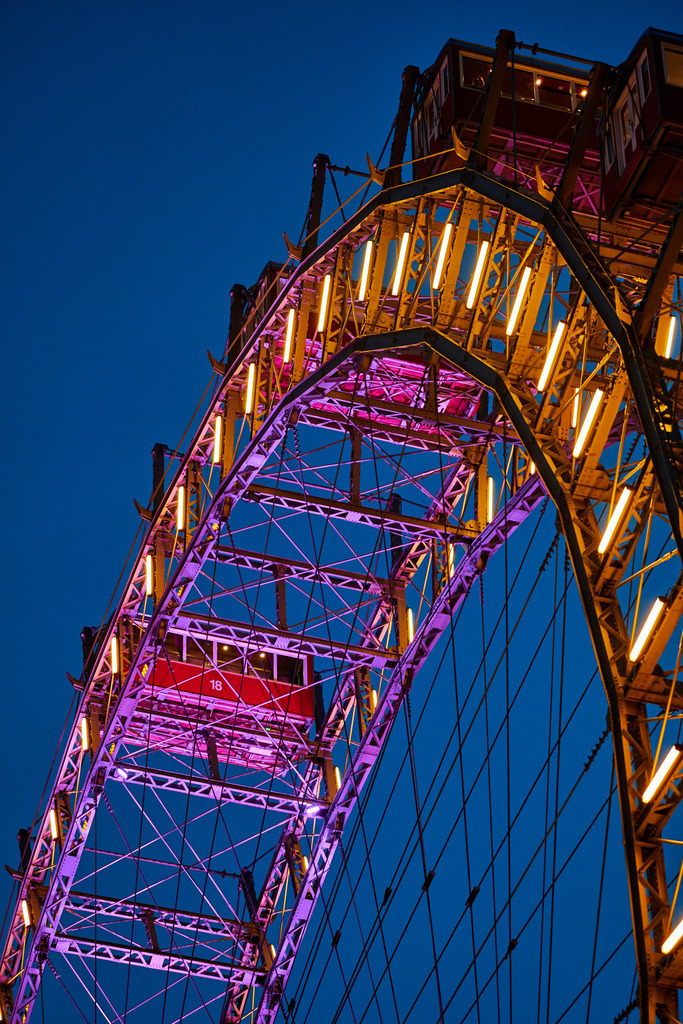 Wiener Riesenrad im Abendlicht | Wien, Austria - October 23, 2019: Wiener Riesenrad im Abendlicht. - Realisiert mit Pictrs.com