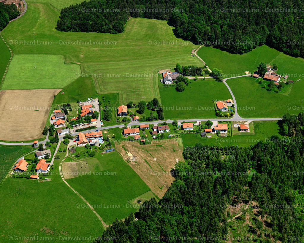 2724164 | ZIMMERMANDLING 19.05.2007 Landwirtschaftliche Nutzflächen und Feldgrenzen  umsäumen das Siedlungsgebiet des Dorfes in Zimmermandling im Bundesland Bayern, Deutschland // Agricultural land and field boundaries surround the settlement area of the village  in Zimmermandling in the state Bavaria, Germany Foto: Gerhard Launer