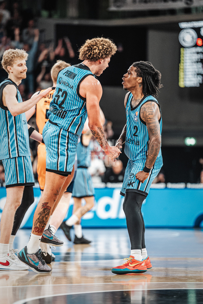 Basketball | Männer | Saison 2025/2026 | easyCredit Basketball Bundesliga | 13. Spieltag | Veolia Towers Hamburg vs. Rostock Seawolves | 22.04.2026 | v.l. Jubel bei Zacharie Perrin (#52, Veolia Towers Hamburg) und Leonard Thorpe Jr. (#2, Veolia Towers Hamburg)