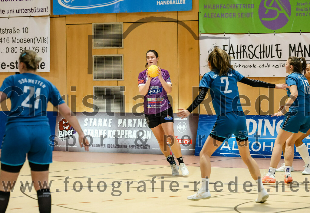 2024-02-24_026_SpVgg_Altenerding_gegen_SSG_Metten_Frauen | Erding, Deutschland, 24.02.2024:
Handball, Bezirksoberliga Frauen Altbayern 2023 / 2024, 15. Spieltag, SpVgg Altenerding gegen SSG Metten, Endergebnis: 32:28

Milena Niewöhner (SSG Metten, #21), Janina Konrad (SpVgg Altenerding, #2), Paula Gäck (SSG Metten, #2), Nina Bernhard (SSG Metten, #16)

Foto: Christian Riedel / fotografie-riedel.net