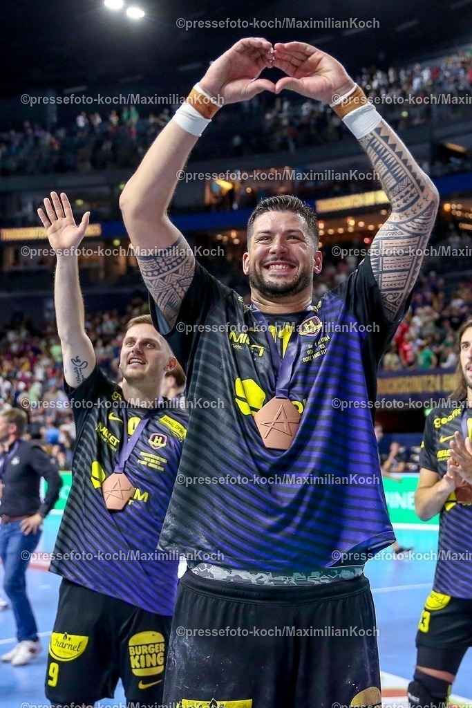 KoeEHF15062501069 | 15.06.2025, Handball, Spiel um Platz 3, TruckScout24 EHF FINAL4, LANXESS arena Köln, HBC Nantes - FC Barcelona: Abschlussjubel nach dem Sieg für Nantes. Die Mannschaft feiert den 3. Platz Nicolas Tournat (HBC Nantes FRA #11) jubelnd 