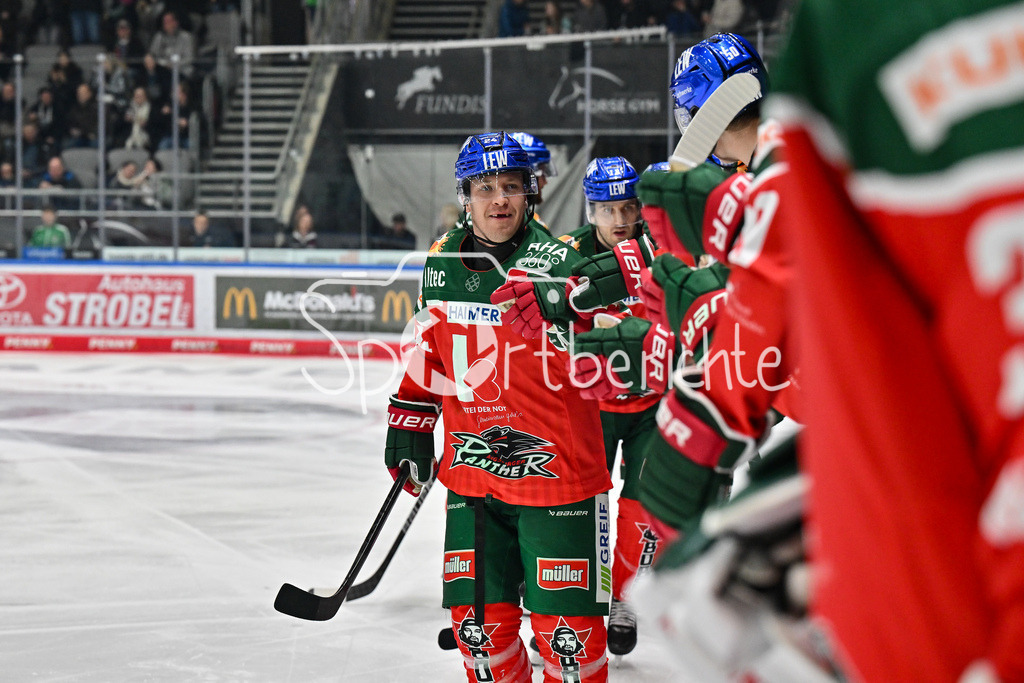Augsburger Panther - Düsseldorfer EG | Jubel der Panther nach dem Treffer zum 2-0 durch T. J. TREVELYAN (Augsburger Panther #24) / Freude / Happy / Tor / Torschuetze / DEL: Augsburger Panther - Düsseldorfer EG, Curt Frenzel Stadion am 13.12.2024