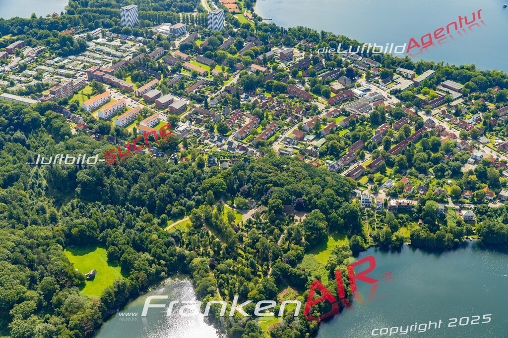 Luftaufnahme Fegetasche Plön - Die Luftaufnahme wurde 2025 vom UL-Flugzeug heraus erstellt ( ohne Drohne ) - Hochauflösende Luftaufnahme - für professionelle Ausdrucke geeignet. Die Geschenkidee !Mit Lizenz und Bildrechte bestellbar