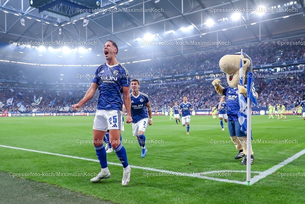 S0401082501043 | 01.08.2025, Fußball, FC Schalke 04 - Hertha BSC, 1.Spieltag, 2. Fußball Bundesliga, Veltins-Arena Gelsenkirchen, Saison 2025 2026: Torjubel nach dem Tor zum 2:0  durch Torschütze Nikola Katic&nbsp;(Schalke04 #25)    DFB regulations prohibit any use of photographs as image sequences and or quasi-video.