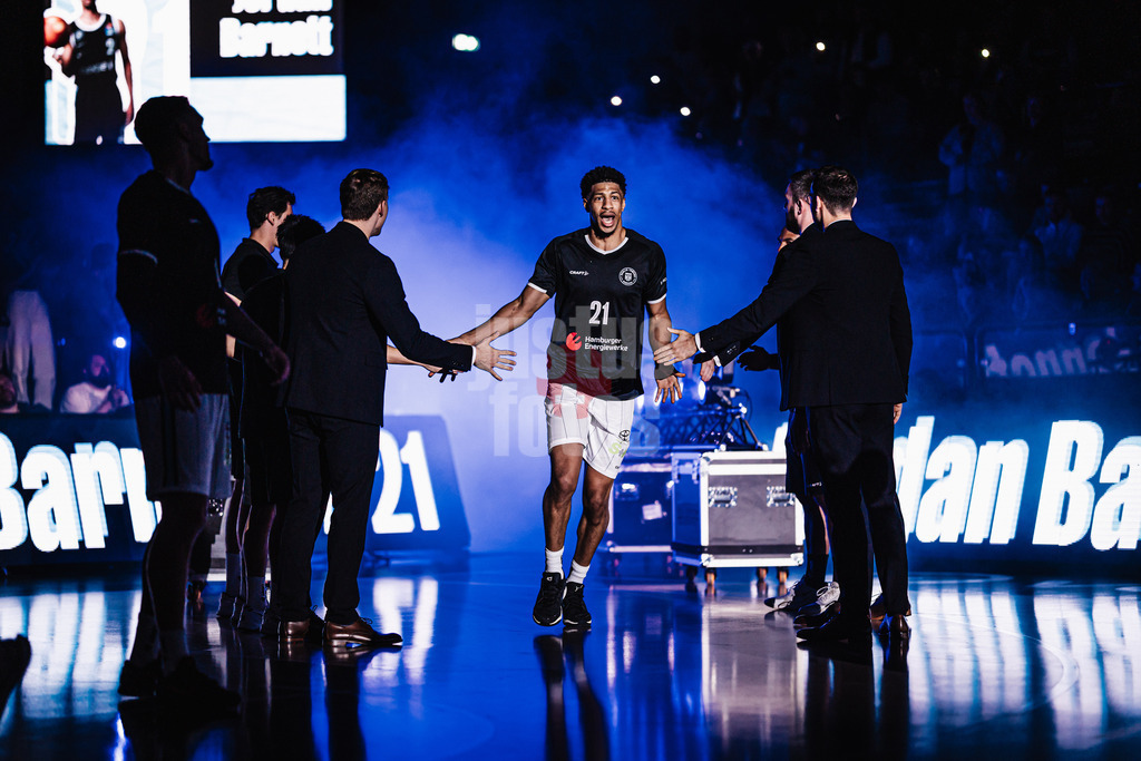 Basketball | Männer | Saison 2024/2025 | easyCredit Basketball Bundesliga | 4. Spieltag | Veolia Towers Hamburg vs. EWE Baskets Oldenburg | 06.10.2024 | Jordan Barnett (#21, Veolia Towers Hamburg) beim Einlauf