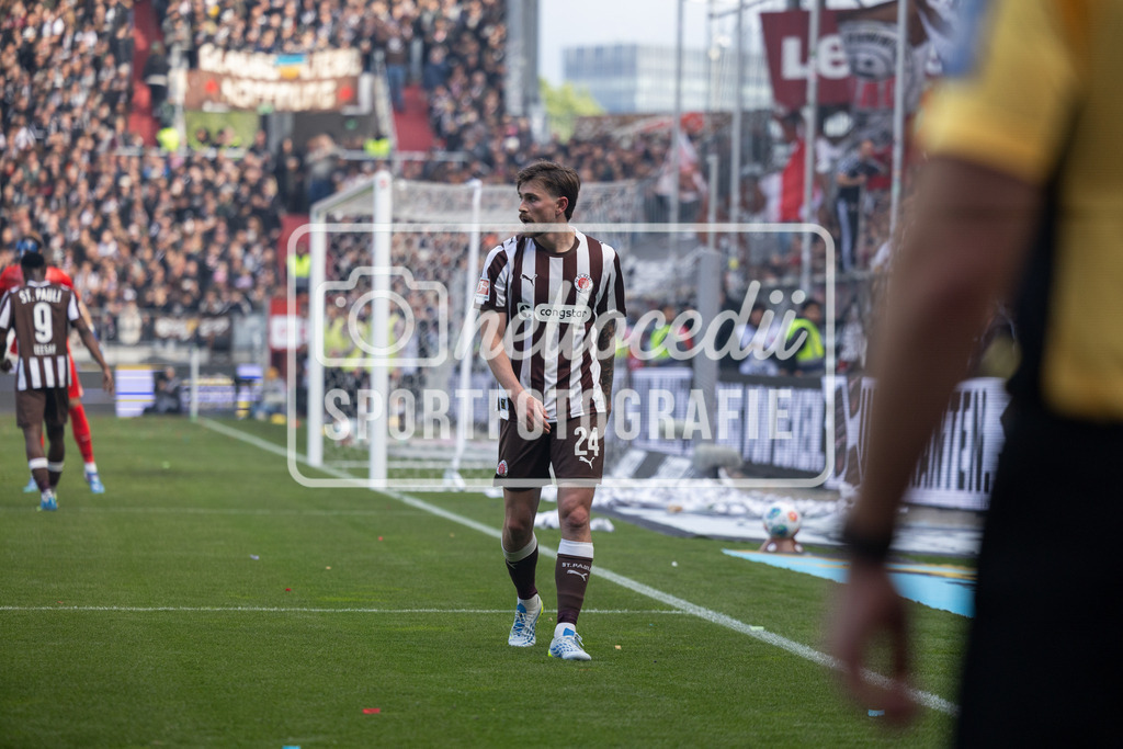 Fußball I Männer I Saison 2025-2026 I Bundesliga I FC St. Pauli - VfL Wolfsburg I 12927 | realhellocedii - Realisiert mit Pictrs.com