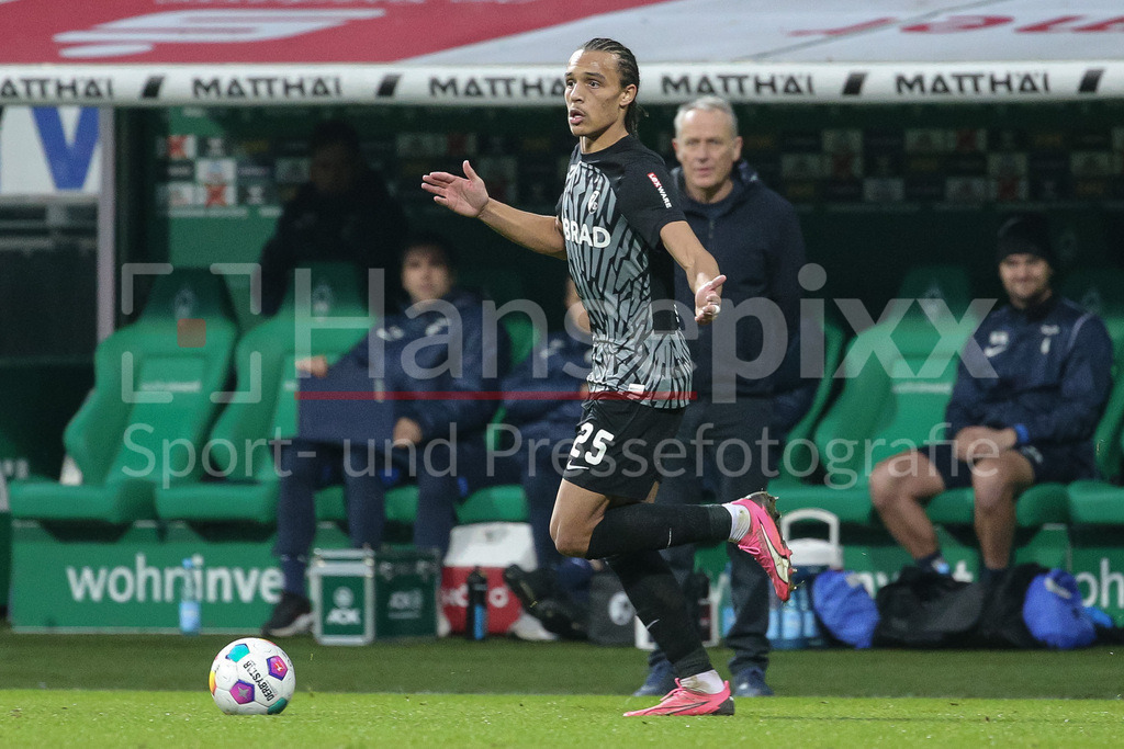 Fussball, Bundesliga, SV Werder Bremen - SC Freiburg | v.li.: Kiliann Sildillia (SC Freiburg, 25) am Ball, Einzelbild, Ganzkörper, Aktion, Action, Spielszene, gibt Anweisungen, gestikuliert, mit den Armen gestikulieren, DIE DFL-RICHTLINIEN UNTERSAGEN JEGLICHE NUTZUNG VON FOTOS ALS SEQUENZBILDER UND/ODER VIDEOÄHNLICHE FOTOSTRECKEN. DFL REGULATIONS PROHIBIT ANY USE OF PHOTOGRAPHS AS IMAGE SEQUENCES AND/OR QUASI-VIDEO.