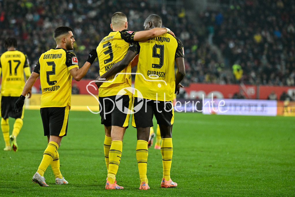 FC Augsburg - Borussia Dortmund | AUGSBURG, GERMANY - Serhou GUIRASSY (Borussia Dortmund 9) celebrates the goal to 0-1 during the bundesliga match between FC Augsburg vs. Borussia Dortmund on matchday 9 at WWK Arena on October 31, 2025 in Augsburg, Germany / DFL REGULATIONS PROHIBIT ANY USE OF PHOTOGRAPHS AS IMAGE SEQUENCES AND/OR QUASI-VIDEO / Carney CHUKWUEMEKA (Borussia Dortmund 17)