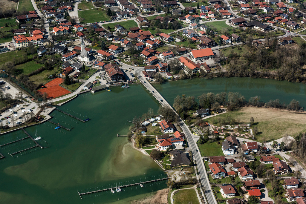 dr__0010499.jpg | SEEON-SEEBRUCK 28.03.2017 Dorfkern an den See- Uferbereichen Seebruck am Chiemsee  in Seeon-Seebruck im Bundesland Bayern, Deutschland. // Village on the lake bank areas Seebruck on Chiemsee in Seeon-Seebruck in the state Bavaria, Germany. Foto: Daniel Reiter