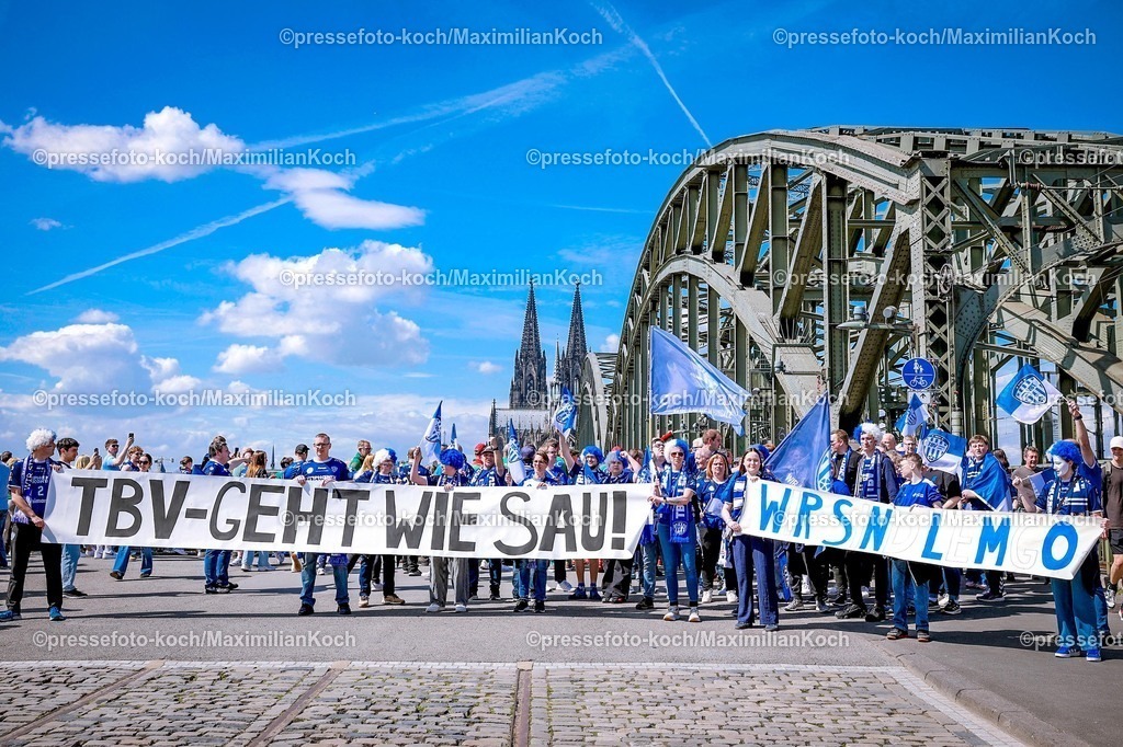 xSSCx18042601085 | 18.04.2026, xsscx, Handball, DHB-Pokal Lidl Final4, Saison 2025 / 2026 Herren, Lanxess Arena, Köln: Fans beim Fanmarsch des TBV Lemgo-Lippe auf dem Weg zur Lanxess Arena Photo: xSandraxScherningxPressefotoKochx