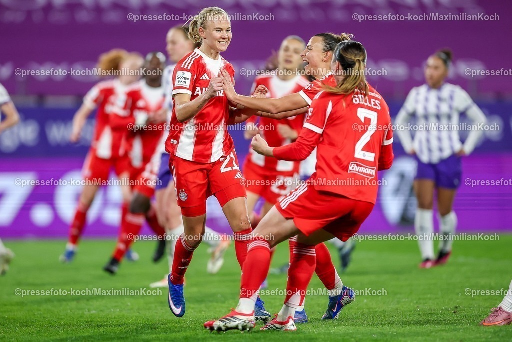 SGS20032601100 | 20.03.2026, Fußball, 1. Frauen Bundesliga, SGS Essen -  FC Bayern München, Stadion Hafenstraße, Google Pixel Frauenbundesliga, 21. Spieltag, Saison 2025 / 2026: Torjubel nach dem Tor zum 3:0 durch Torschütze Pernille Harder (FC Bayern Muenchen #21) zusammen mit Vanessa Gilles (FC Bayern Muenchen #02) Arianna Caruso (FC Bayern Muenchen #27)   DFB regulations prohibit any use of photographs as image sequences and or quasi-video.