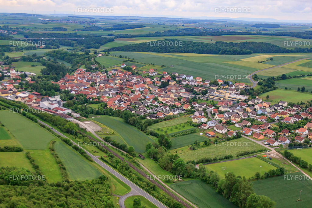 Dorfansicht aus Westen | Luftbild: Dorfansicht aus Westen im Ortsteil Gänheim in Arnstein im Bundesland Bayern in Deutschland. Foto: IMG_66084.jpg vom 30.05.2014 durch Werner Riehm/FLY-FOTO.de - Realisiert mit Pictrs.com