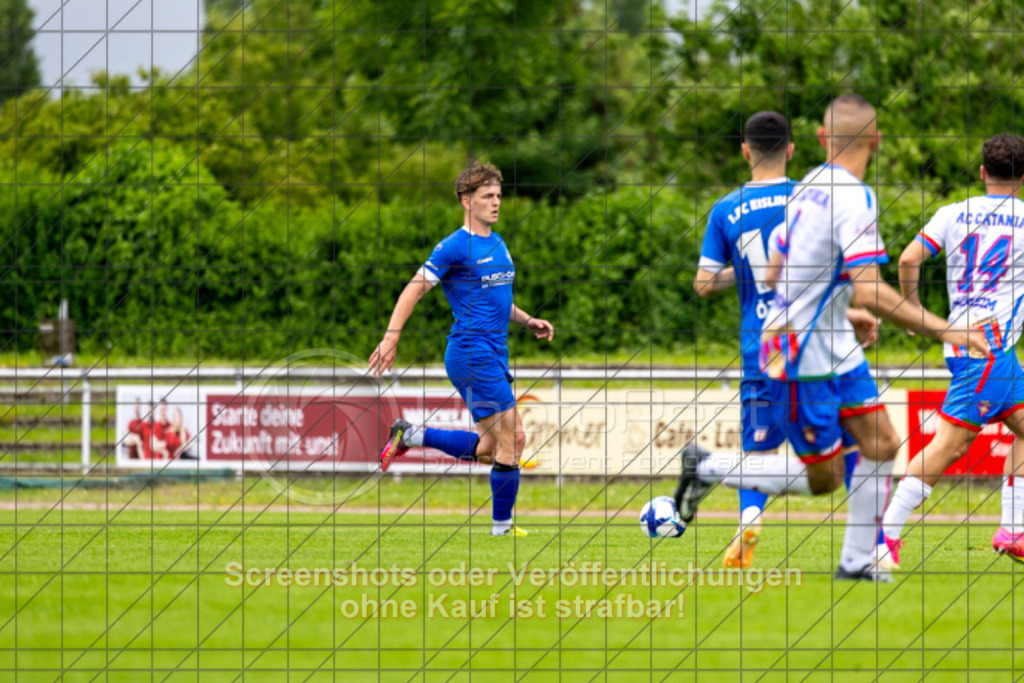 20250601_151106_0058 | #,1.FC Eislingen (blau) vs. AC Catania Kirchheim (weiß), Fußball, Bezirksliga - Bezirk Neckar/Fils, 29. Spieltag, Saison 2024/2025, Rasenplatz, Eichbachstation, Haldenstraße, 73054 Eislingen, 01.06.2025 - 15:00 Uhr,Foto: PhotoPeet-Sportfotografie/Peter Harich