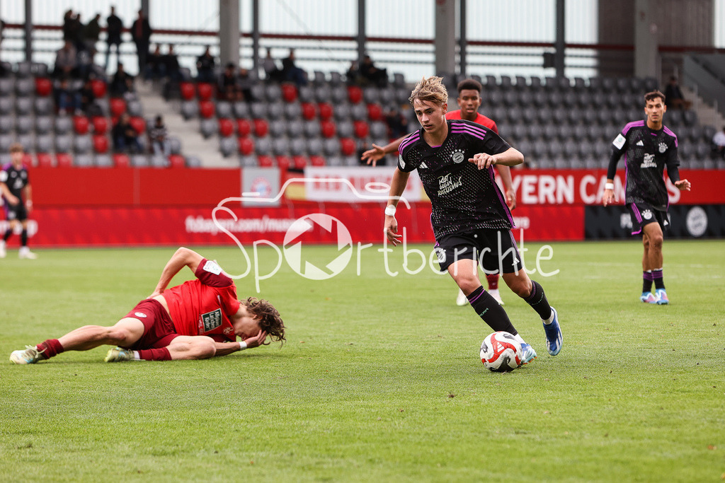 FC Bayern Muenchen U19 - 1. FC Kaiserslautern U19 | Maksym BOCHAN (FCK #6) im Duell mit Maximilian HENNIG (FCB #3) / Zweikampf