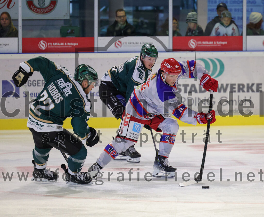 2025-09-14_023_TSV_Erding_gegen_EC_Peiting | Erding, Deutschland, 14.09.2025:Eishockey, Oberliga Süd 2025 / 2026, Testspiel, TSV Erding gegen EC Peiting, Endergebnis: 2:3Grady Hobbs (Erding Gladiators, #22), Carson Briere (EC Peiting, #16)Foto: Christian Riedel / fotografie-riedel.net