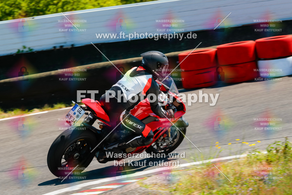 Moto-TeamOBK-21890 | Hier findet Ihr Bilder von Touristenfahrten auf der Nürburgring Nordschleife oder von anderen Veranstaltungen die ich besucht habe. Viel Spass beim Durch Schauen 