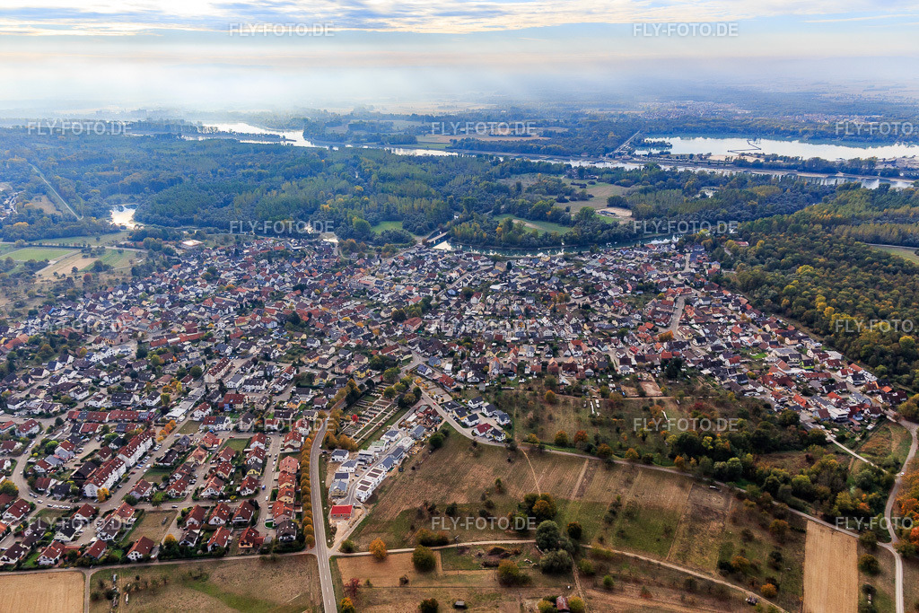 Ortsansicht am Althrein von Osten | Luftbild: Ortsansicht am Althrein von Osten im Ortsteil Plittersdorf in Rastatt im Bundesland Baden-Württemberg in Deutschland. Foto: IMG_112022.jpg vom 11.10.2018 durch Werner Riehm/FLY-FOTO.de - Realisiert mit Pictrs.com