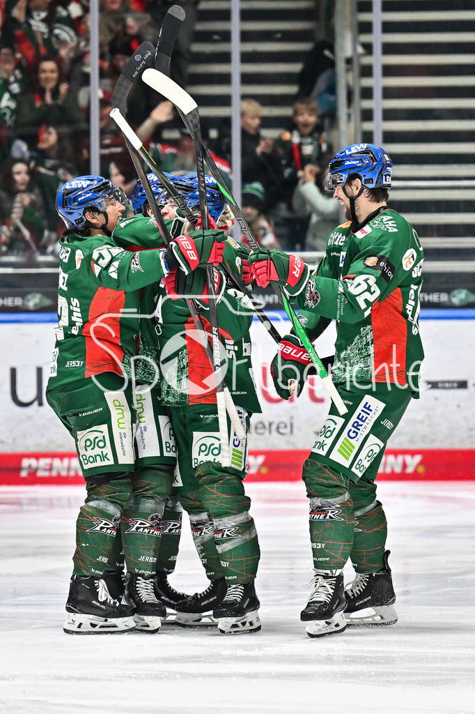 Augsburger Panther - Grizzlys Wolfsburg | AUGSBURG, GERMANY - 15. MARCH: Jubel der Panther nach dem Treffer zum 3-4 durch T. J. TREVELYAN (Augsburger Panther 24) / Tor / Torschuetze / Freude / Happy während dem Match zwischen den Augsburger Panthern und den Grizzlys Wolfsburg am 52. Spieltag der Penny DEL im Curt Frenzel Stadion