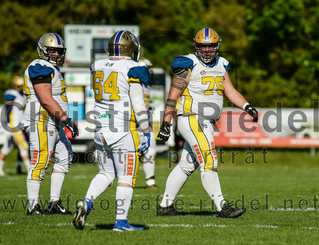 2022-05-14_132_Erding_Bulls_gegen_Munich_Cowboys_2 | Erding, Deutschland, 14.05.2022:
Fußball, Regionalliga 2022, 3. Spieltag, Erding Bulls gegen Munich Cowboys 2, Endergebnis: 20:30

Ersen Akin (Erding Bulls, #64), Dustin Dietze (Erding Bulls, #78)

Foto: Christian Riedel / fotografie-riedel.net