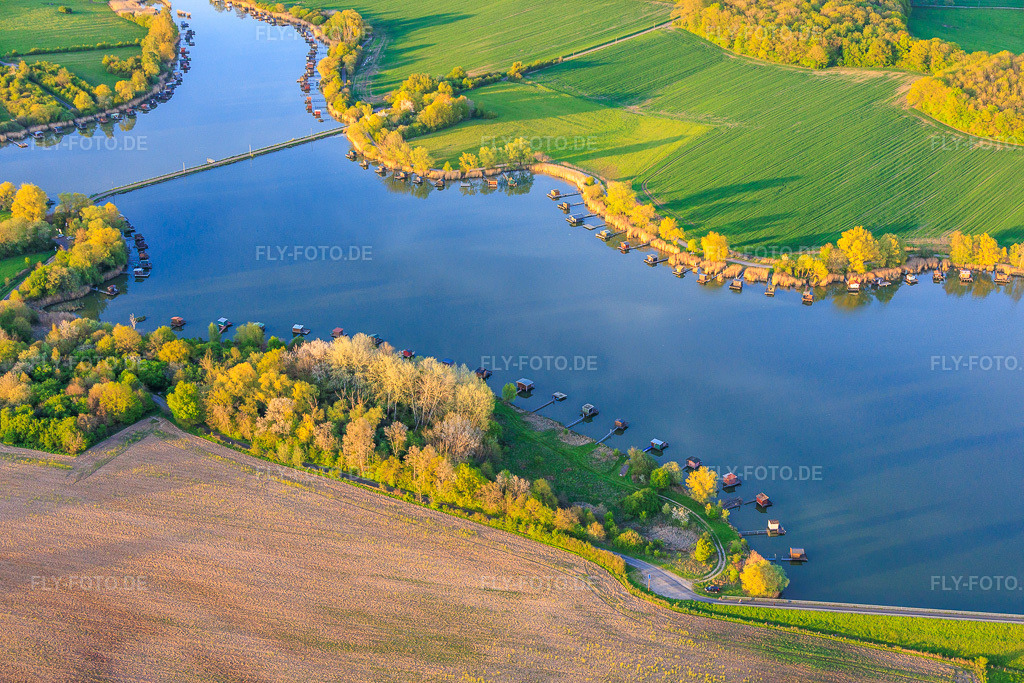 Luftbild: Brücke über den See Etang du Welschhof in Puttelange-aux-Lacs im Bundesland Moselle in Frankreich.Foto: IMG_154801.jpg vom 17.04.2026 durch Werner Riehm/FLY-FOTO.deAuflösung des Originals: 6000 x 4000 px