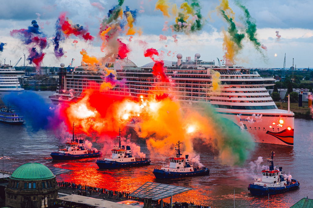 AIDA 30 Jahre 2 | AIDA feiert 30. Geburtstag im Hamburger Hafen. Fairplay unterstützt mit einem farbenprächtigen Spektakel. - Realisiert mit Pictrs.com