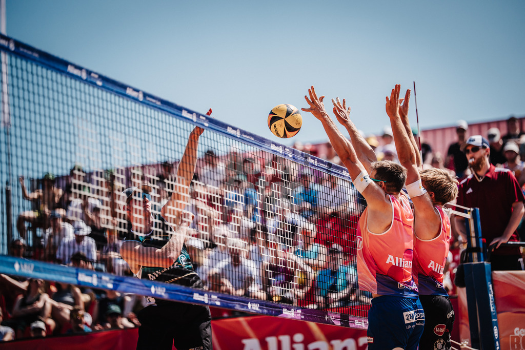 Beachvolleyball | Männer | Allianz German Beach Tour 2025 | Tourstop München | 05.07.2025 | v.l. Angriff von Philipp Huster gegen den Doppelblock von David Poniewaz und Luis Kubo