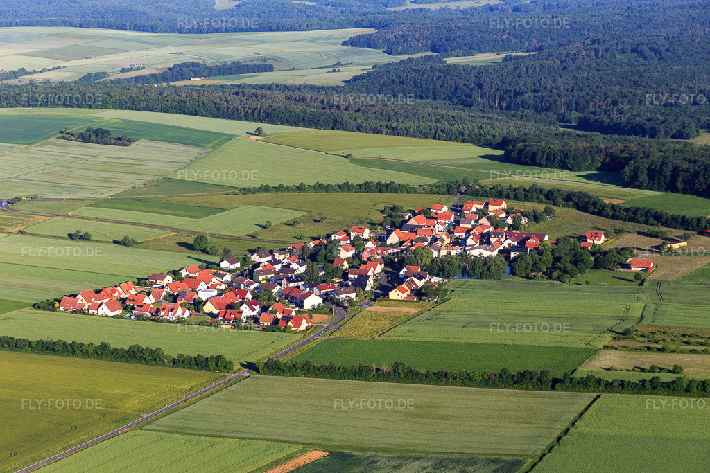 Luftbild: Ortsansicht aus Südosten im Ortsteil Hoppachshof in Üchtelhausen im Bundesland Bayern in Deutschland. Foto: IMG_127068.jpg vom 13.06.2021 durch Werner Riehm/FLY-FOTO.de