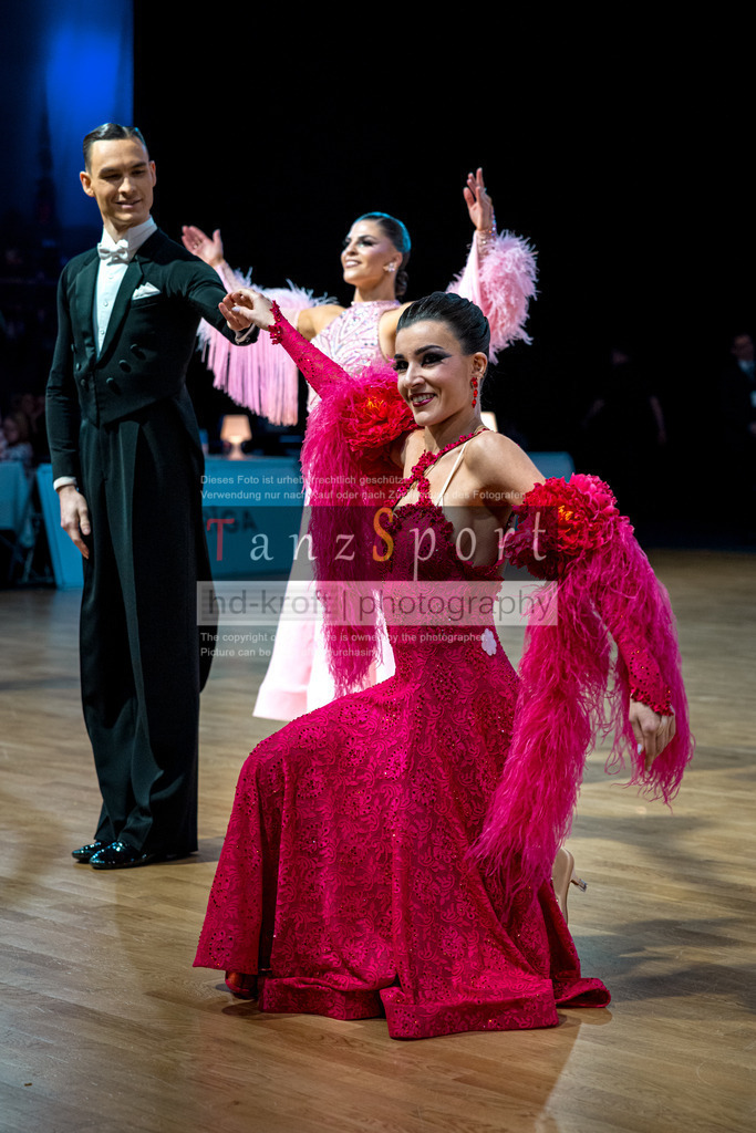 20251212_WDSF_World_Ch_Cup_RS-Std_1491-2 | Tanzsportbilder, Standardtanz, Lateintanz, WDSF, DTV, LTVB, dancecomp, goc, hessen tanzt, blaues band der spree, walzer, tango, wiener walzer, slowfox, quickstepp, samba, rumba, cha-cha-cha, paso doble. jive, hd-kroft photography, turniertanzsport