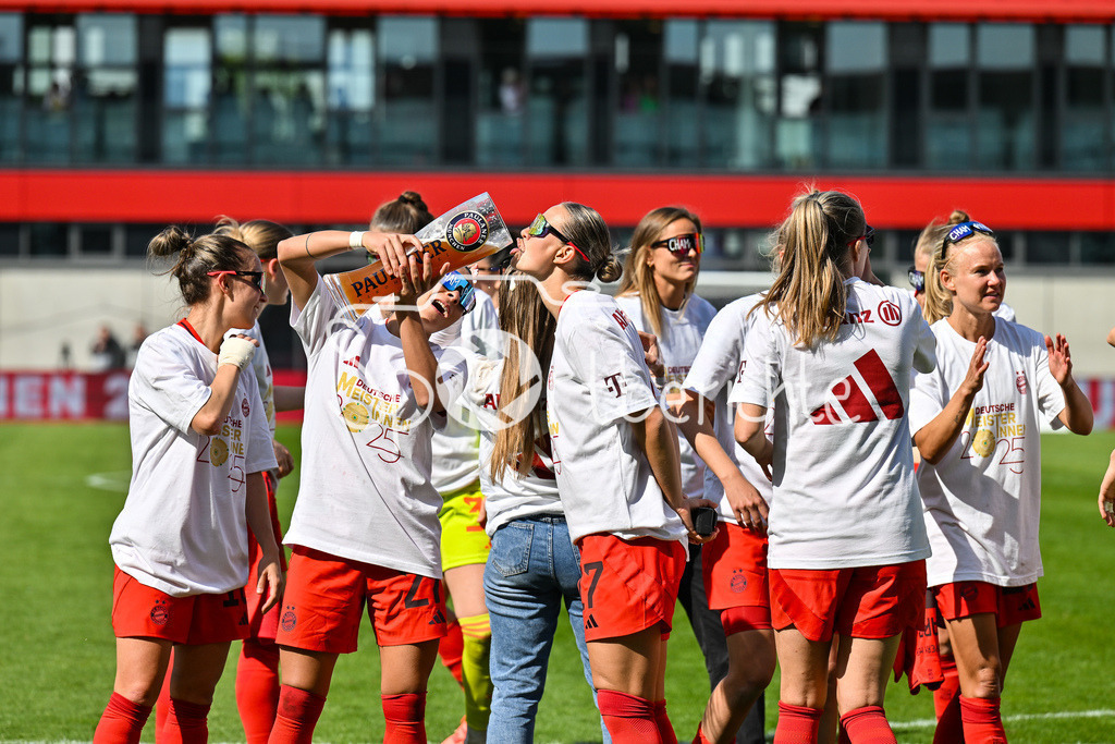 FC Bayern München - SC Freiburg | Die Spielerinnen des FC Bayern feiern die Meisterschaft nach dem Heimsieg gegen den SC Freiburg / Frauen Bundesliga: FC Bayern Muenchen - SC Freiburg, FC Bayern Campus am 27.04.2025 / Arianna CARUSO (FC Bayern Muenchen Frauen 27) gibt Klara BUEHL (FCB #17) einen Schluck auf dem Paulaner Bierkrug / Bierglas