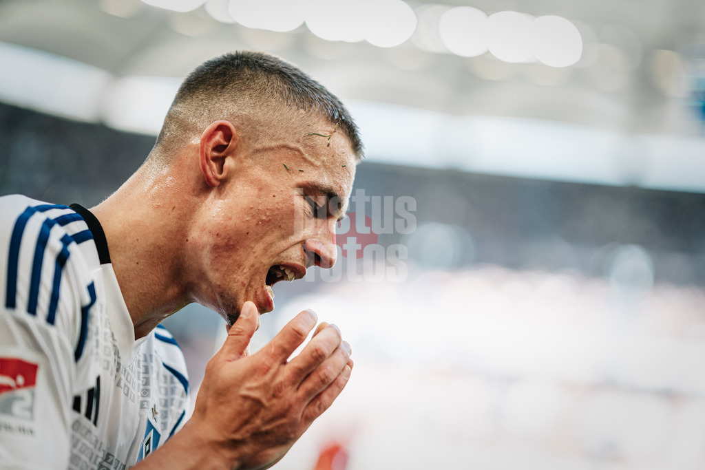 Fußball | Männer | Saison 2024/2025 | 2. Fußball-Bundesliga | 7. Spieltag | Hamburger SV vs. SC Paderborn 07 | 28.09.2024 | Miro Muheim (#28, HSV) ärgert sich