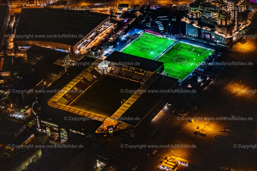 Hamburg_St_Pauli_Stadion_Millerntor_Nachtaufnahme_ELS_6449060325 | HAMBURG 06.03.2025 Nacht- Lichter und Beleuchtung Sportstätten-Gelände der Arena des Stadion " Millerntor-Stadion " am Harald-Stender-Platz am Harald-Stender-Platz im Ortsteil Sankt Pauli in Hamburg, Deutschland. Weiterführende Informationen bei: Fußball-Club St. Pauli v. 1910 e.V.,  Professor Pfeifer und Partner Ingenieurbüro für Tragwerksplanung GmbH,  SHA Scheffler Helbich Architekten GmbH. // Night lighting sports facility grounds of the Arena stadium " Millerntor-Stadion " on place Harald-Stender-Platz in the district Sankt Pauli in Hamburg, Germany. Further information at: Fussball-Club St. Pauli v. 1910 e.V.,  Professor Pfeifer und Partner Ingenieurbuero fuer Tragwerksplanung GmbH,  SHA Scheffler Helbich Architekten GmbH. Foto: Martin Elsen