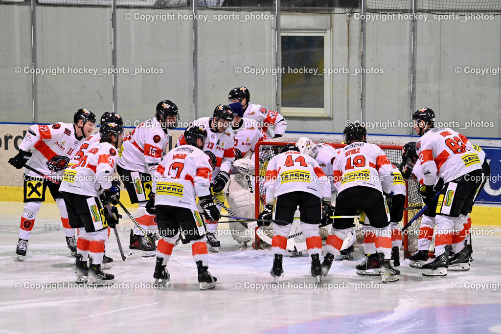 ESC SPARKASSE STEINDORF vs. EV ZELTWEG MURTAL LIONS | EV ZELTWEG MURTAL Mannschaft, ESC SPARKASSE STEINDORF vs. EV ZELTWEG MURTAL LIONS, ESC SPARKASSE STEINDORF vs. EV ZELTWEG MURTAL LIONS am 27.12.2025 in Steindorf (Ossiachersee Halle), Austria, (Photo by Bernd Stefan)