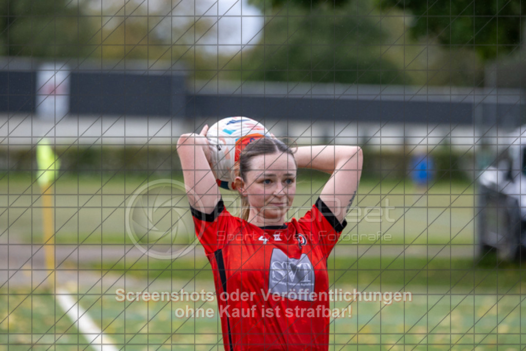 20251005_113235_0271 | #,1.Göppinger SV (rot) vs. SGM Aufhausen/Nellingen (grau), Fußball, Frauen-Regionenliga 3 - WfV, 04. Spieltag, Saison 2025/2026, Kunstrasenplatz Nord, Hohenstaufenstr. 116, 73033 Göppingen, 05.10.2025 - 11:00 Uhr,Foto: PhotoPeet-Sportfotografie/Peter Harich