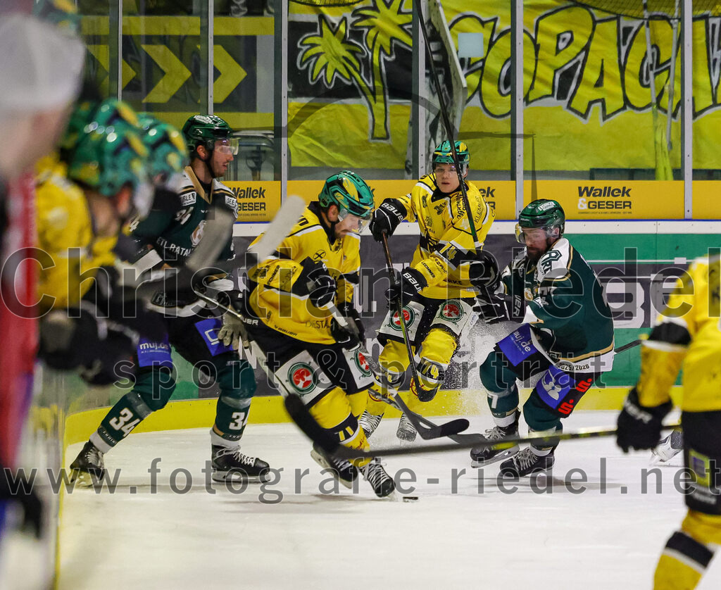2025-12-19_125_TSV_Erding_gegen_Toelzer_Loewen | Erding, Deutschland, 19.12.2025:Eishockey, Oberliga Süd 2025 / 2026, 27. Spieltag, TSV Erding gegen Tölzer Löwen, Endergebnis: 2:5Bastian Cramer (Erding Gladiators, #34), Michael Keränen (Tölzer Löwen, #71), Ludwig Nirschl (Tölzer Löwen, #74), Philipp Michl (Erding Gladiators, #77)Foto: Christian Riedel / fotografie-riedel.net
