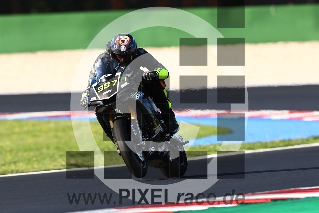 0987-20240928_04874 | Schöne Erinnerungen an spannende Momente - das festzuhalten ist unser Job. PIXELrace.de ist seit 2003 auf den Rennstrecken Europas unterwegs um die Action draußen beim Fahren und die wunderbare Stimmung imm Fahrerlager für euch einzufangen.