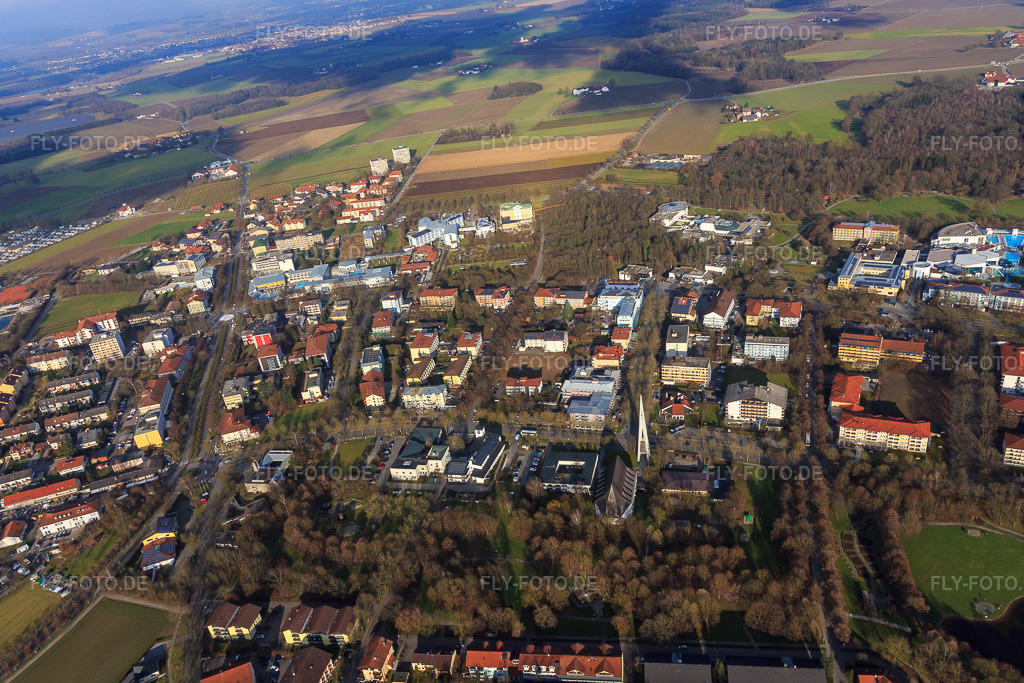 Luftbild: Rathausstraße mit Moderner Architektur der Pfarrkirche Heilig Geist aus Süden in Bad Füssing im Bundesland Bayern in Deutschland. Foto: IMG_096105.jpg vom 29.12.2016 durch Werner Riehm/FLY-FOTO.de