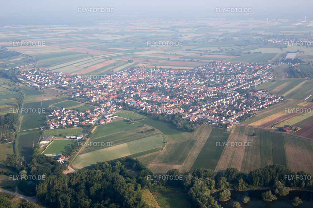 Ortsansicht | Luftbild: Ortsansicht im Ortsteil Mechtersheim in Römerberg im Bundesland Rheinland-Pfalz in Deutschland. Foto: IMG_080535.jpg vom 12.06.2015 durch Werner Riehm/FLY-FOTO.de - Realisiert mit Pictrs.com